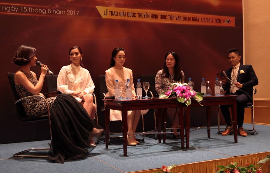 Nhà báo Tạ Bích Loan trong buổi họp báo VTV Awards