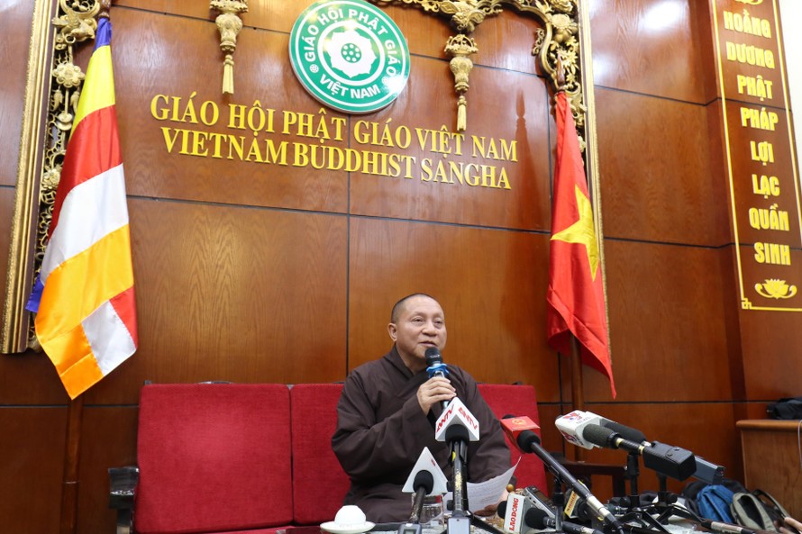 Hoà thượng Thích Gia Quang thay mặt Ban Thường trực Hội đồng Trị sự Giáo hội Phật giáo Việt Nam đọc kết luận về chùa Ba Vàng. Ảnh: Như Ý