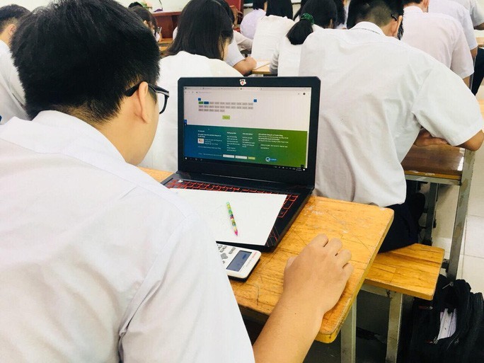 Lần đầu tiên Hà Nội tổ chức khảo sát lớp 12 qua mạng. 