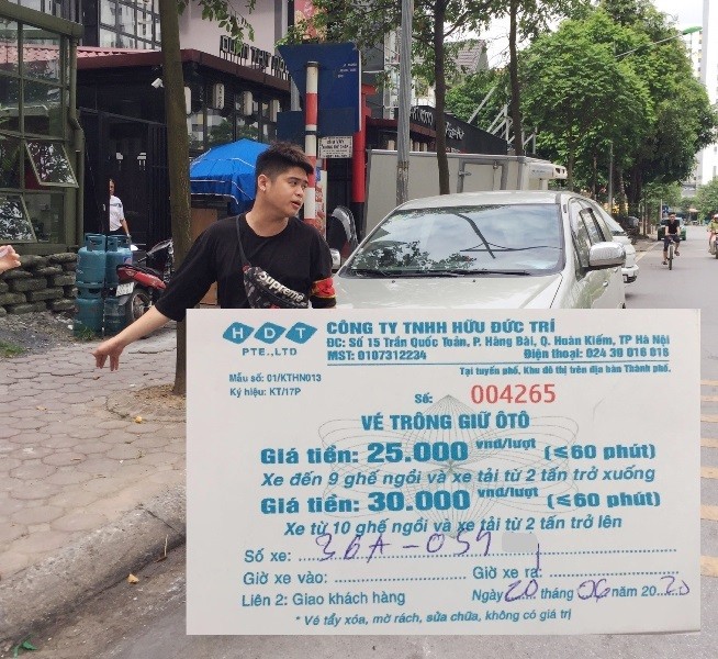 Xử phạt chủ bãi xe Linh Đàm là Công ty Hữu Trí Đức để nhân viên chặn đầu xe, đòi tiền sai quy định.