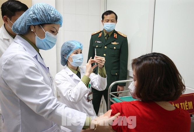 Tiêm thử nghiệm vắc xin phòng COVID-19