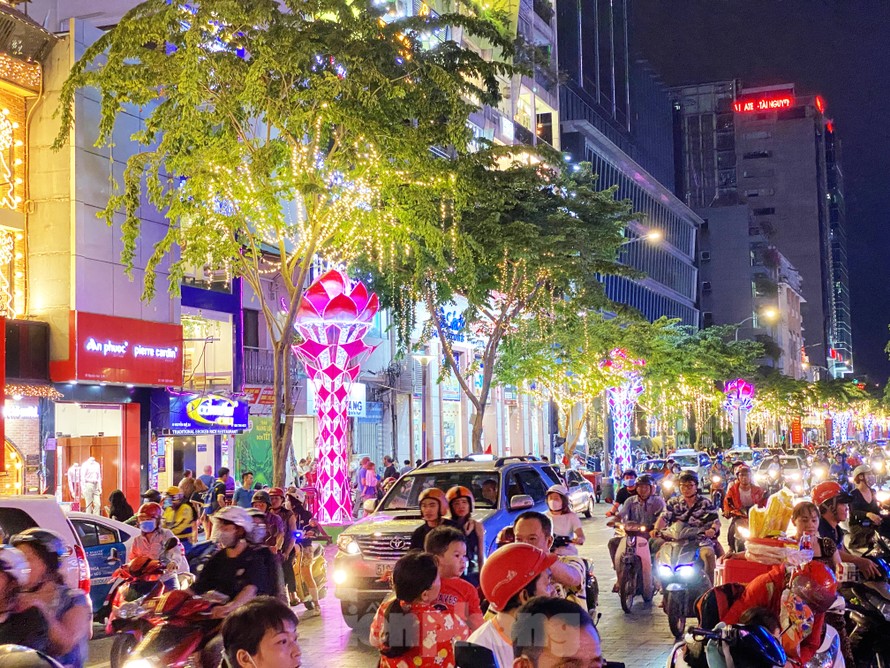 Đường phố Sài Gòn rực rỡ sắc màu chào đón năm 2020