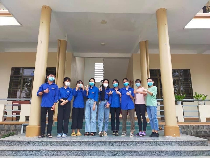 “Áo xanh” hỗ trợ đóng gói thực phẩm gửi vào TP. HCM