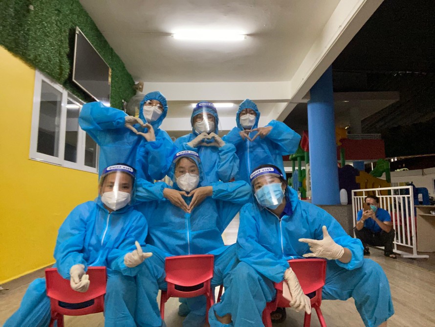 “Đội hình áo xanh” hỗ trợ tiêm phòng vắc xin COVID-19