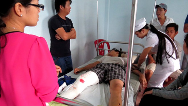 Anh Toàn đang được các bác sĩ bệnh viện Đa khoa Xuân Lộc làm thủ tục chuyển đến bệnh viện Chợ Rẫy (TP.HCM) vào ngày 24/4 