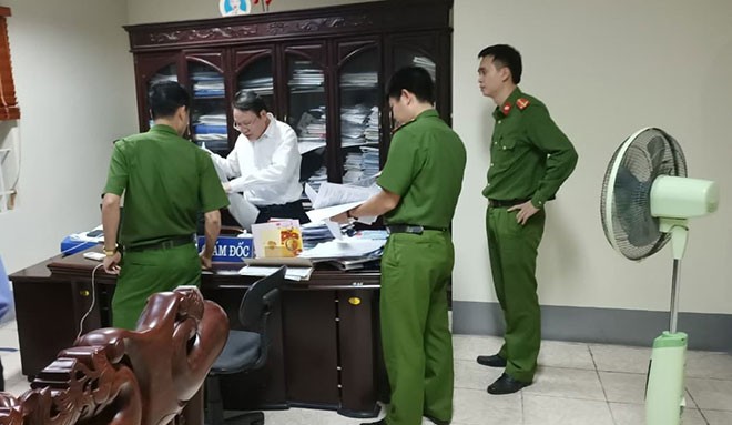 Công an tỉnh Ninh Bình tiến hành khám xét nơi làm việc của bị can Đặng Văn Quang (áo trắng)