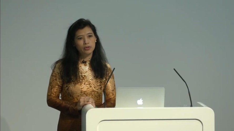 GS. Nguyễn Thị Kim Thanh trình bày bài giảng tại Hội khoa học Hoàng gia Anh - ảnh cắt từ clip