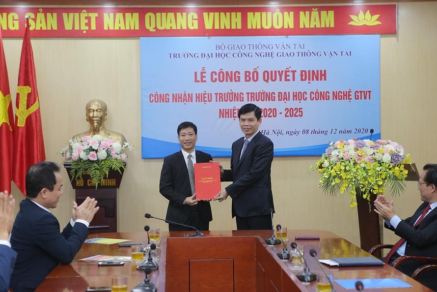 PGS.Ts Nguyễn Hoàng Long (ngoài cùng bên trái) vừa trở thành tân hiệu trưởng trường Đại học Công nghệ Giao thông Vận tải