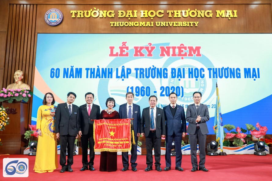 Trường Đại học Thương mại nhận Cờ thi đua của Chính phủ