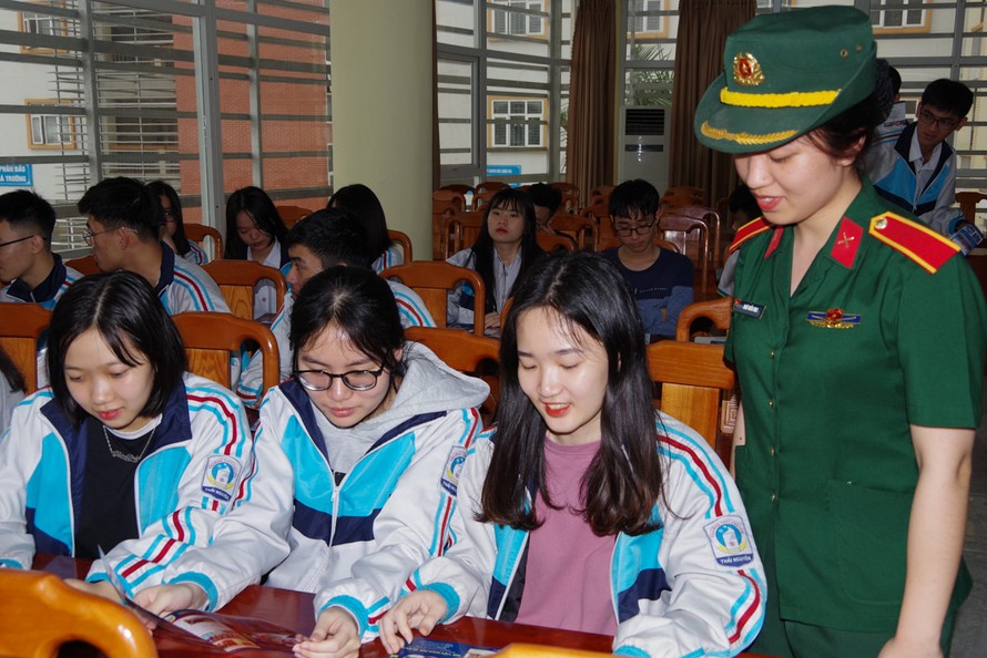 Học viện Khoa học Quân sự tư vấn tuyển sinh - hướng nghiệp 2021 cho học sinh trường THPT chuyên Thái Nguyên. Ảnh: HVKHQS