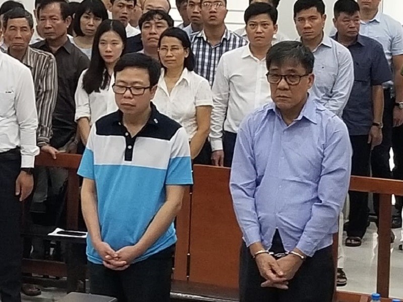 Từ trái qua, các bị cáo Nguyễn Tấn Hùng và Đỗ Văn Khạnh.