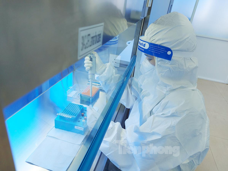 Nhân viên Phòng khám đa khoa Hoàn Hảo lấy mẫu xét nghiệm SARS-CoV-2 bằng kỹ thuật Realtime RT-PCR