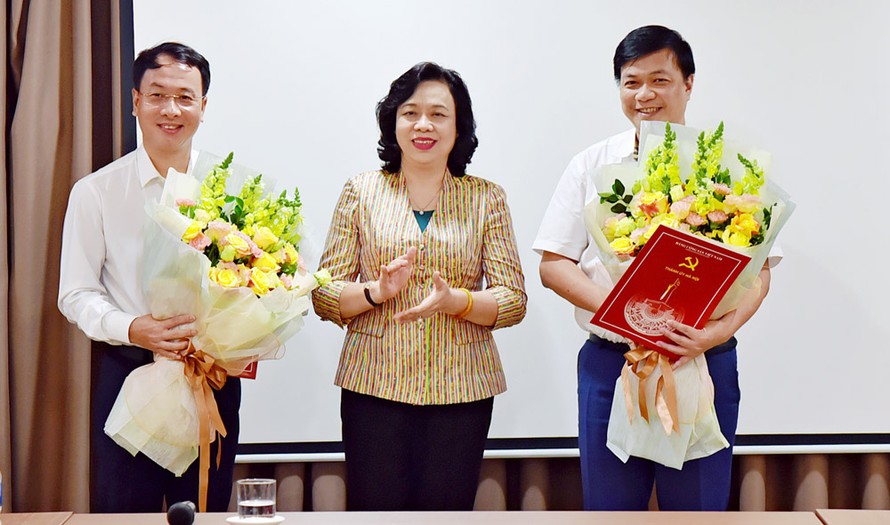 Phó Bí thư Thường trực Thành uỷ Hà Nội Ngô Thị Thanh Hằng chúc mừng ông Nguyễn Chí Lực (phải) và ông Trần Đình Cảnh.