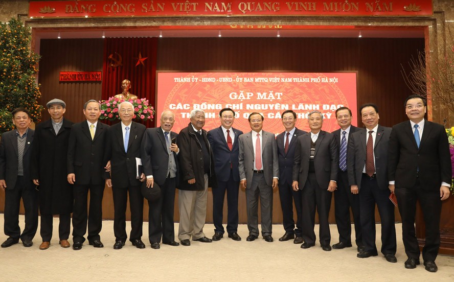 Bí thư Thành ủy Hà Nội Vương Đình Huệ, Chủ tịch UBND thành phố Chu Ngọc Anh và các đại biểu lãnh đạo thành phố Hà Nội các thời kỳ