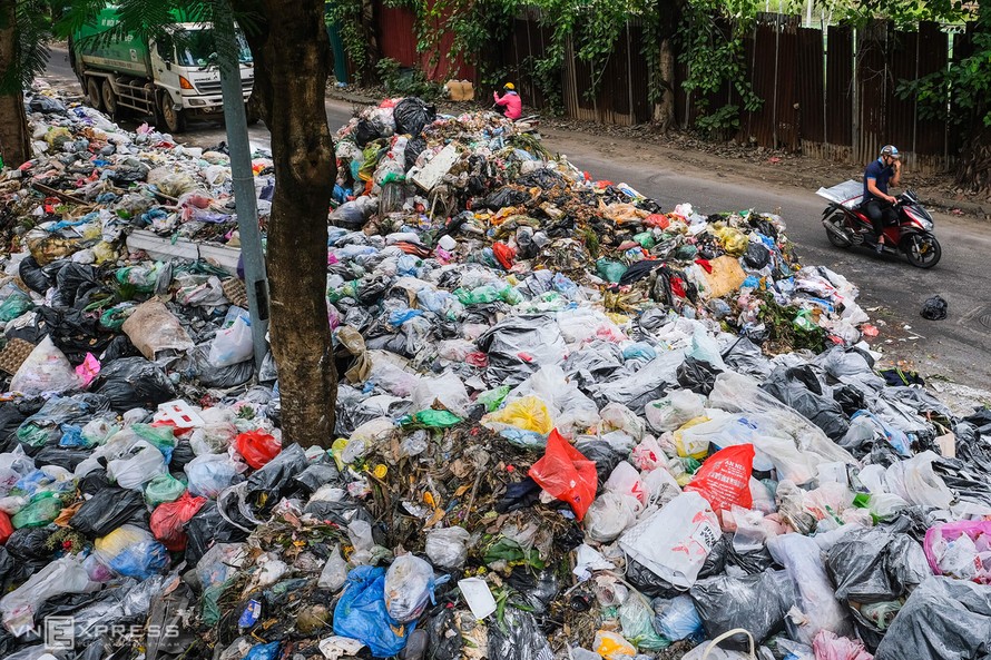 Rác thải ùn ứ ở Hà Nội hồi cuối năm 2020