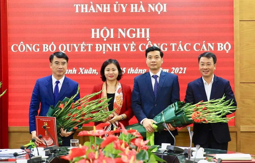 Phó Bí thư Thường trực Thành ủy Hà Nội Nguyễn Thị Tuyến trao quyết định cho ông Nguyễn Xuân Lưu (ngoài cùng bên trái) và ông Nguyễn Việt Hà (thứ hai bên phải)