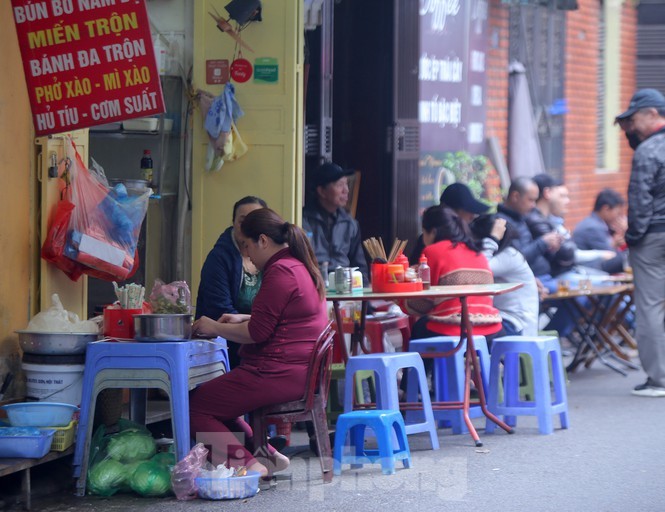 Hàng quán vỉa hè Hà Nội bất chấp quy định phòng chống COVID-19