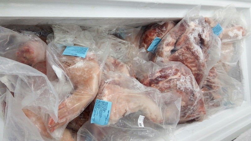 Cả trăm ký thịt heo hết hạng sử dụng chứa đầy trong tủ đông