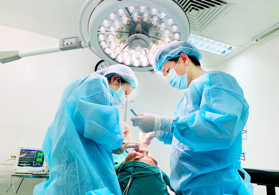 Bệnh viện đang xử lý ca tự tiêm silicon khiến gương mặt đông đặc như bê tông (ảnh: BVCC)