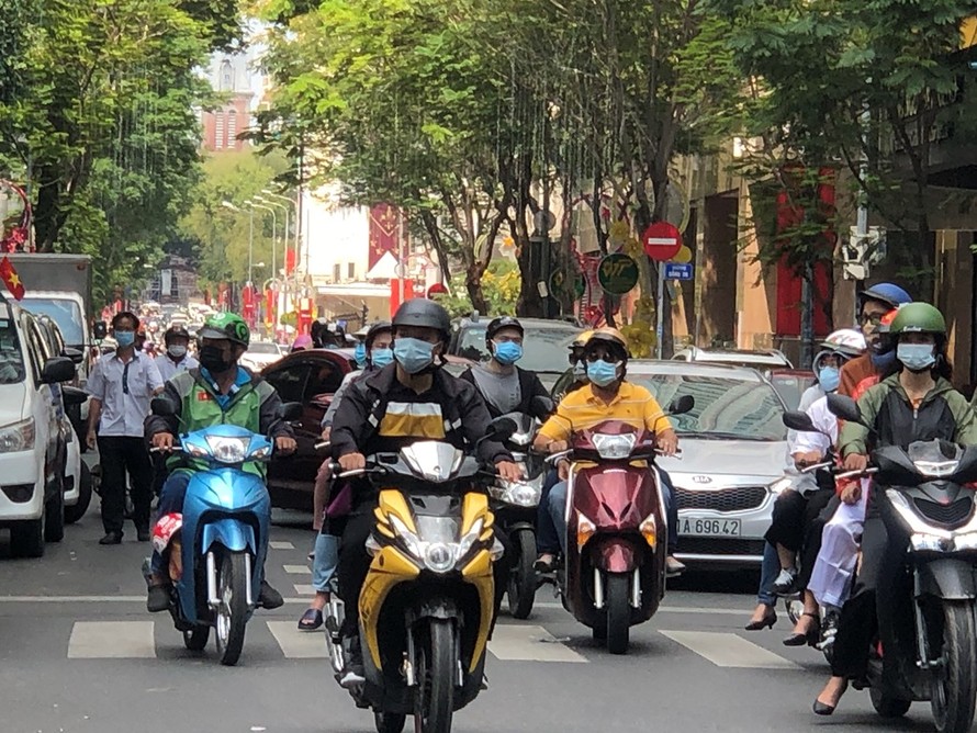 Sài Gòn nhộn nhịp trưa Mùng 1 Tết, dân đeo khẩu trang kín mít đi lễ chùa đầu năm