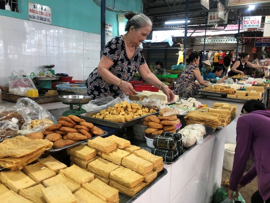 Nhiều loại thực phẩm chay "nhà làm" được bày bán ở các chợ TPHCM