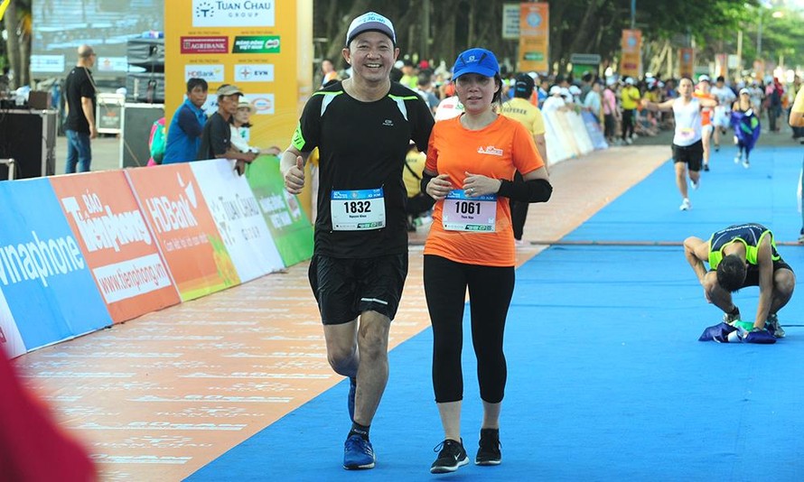 Nụ cười chiến thắng 'đẫm mồ hôi' trên đường chạy Tiền Phong Marathon