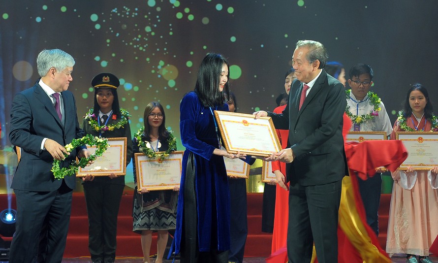 Phó Thủ tướng Thường trực Chính phủ Trương Hòa Bình và ông Đỗ Văn Chiến - Bộ trưởng Chủ nhiệm Ủy ban Dân tộc trao bằng khen cho các em học sinh đạt giải Nhất, Nhì cuộc thi học sinh giỏi quốc gia năm học 2018-2019