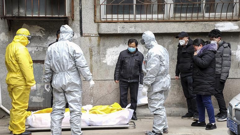 Công nhân nhà tang lễ thu dọn xác của một người bị nghi là đã chết vì dịch coronavirus từ một tòa chug cư ở Vũ Hán, tỉnh Hồ Bắc, Trung Quốc ngày 1/2 (AP)