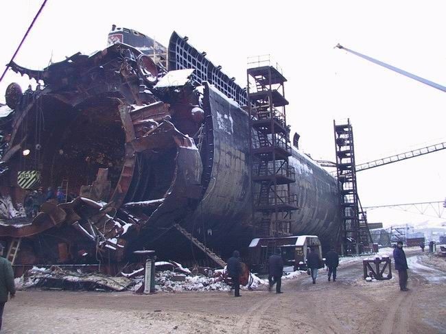 Tàu ngầm Kursk nặng 16.000 tấn đã bị phá hủy trong một vụ nổ lớn vào ngày 12 tháng 8 năm 2000 