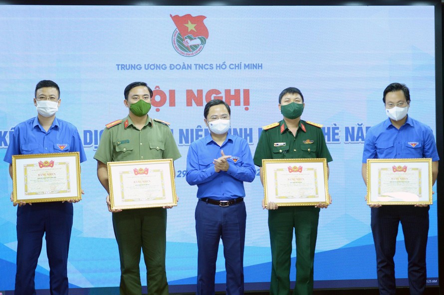 Anh Nguyễn Anh Tuấn - Bí thư thứ nhất T.Ư Đoàn trao bằng khen cho những đơn vị trực thuộc tiêu biểu trong chiến dịch Thanh niên tình nguyện hè năm 2021.