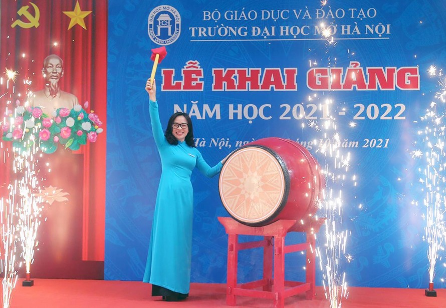 PGS. TS Nguyễn Thị Nhung - Hiệu trưởng trường ĐH Mở Hà Nội đánh trống khai giảng năm học mới.