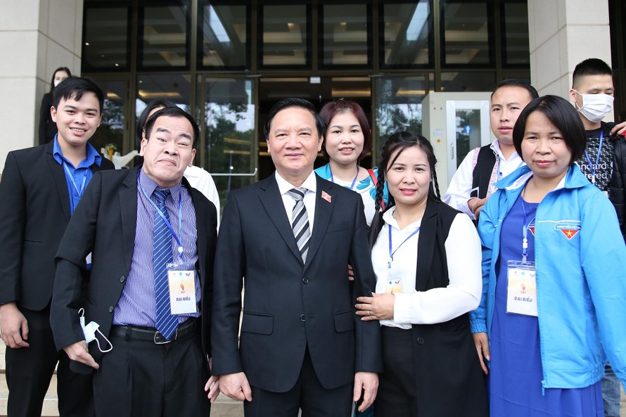 Phó Chủ tịch Quốc hội Nguyễn Khắc Định gặp mặt các đại biểu tham dự chương trình "Toả sáng nghị lực Việt", năm 2021. Ảnh: LÂM ĐĂNG HẢI
