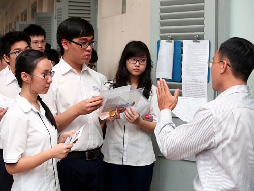 Thí sinh tại Hội đồng thi Trường THPT Lê Hồng Phong (TP.HCM) vào phòng thi môn văn kỳ thi tốt nghiệp THPT 2014 - Ảnh: Đào Ngọc Thạch (Thanh Niên)