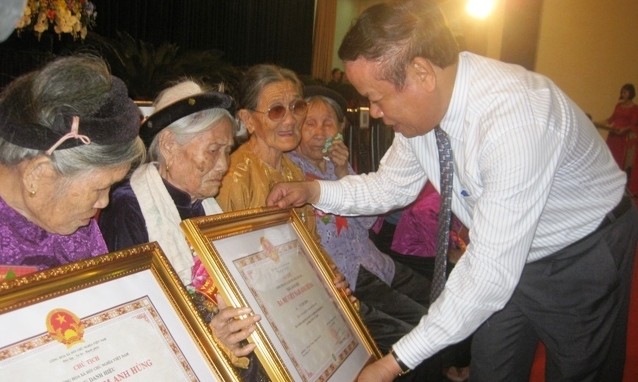 Thừa ủy quyền của Chủ tịch nước, lãnh đạo tỉnh Thanh Hóa, MTTQ Việt Nam trao tặng danh hiệu “Bà mẹ Việt Nam Anh hùng” cho các mẹ.