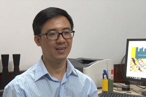 Thầy Đào Tuấn Đạt là giảng viên Vật lý đại cương tại Đại học Bách Khoa Hà Nội, và là phụ trách chuyên môn trường THPT Anhxtanh (Đống Đa, Hà Nội)