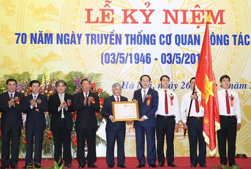 Chủ tịch nước Trần Đại Quang trao Huân chương Độc lập hạng Nhất cho Uỷ ban Dân tộc.