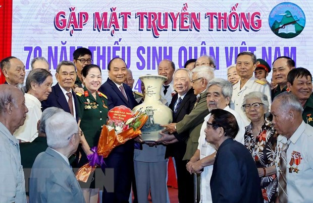 Thủ tướng Nguyễn Xuân Phúc tặng quà lưu niệm cho các cựu học sinh Trường Thiếu sinh quân Việt Nam. (Ảnh: Thống Nhất/TTXVN)
