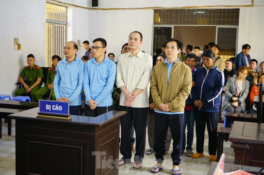 Các bị cáo tại phiên xét xử sơ thẩm
