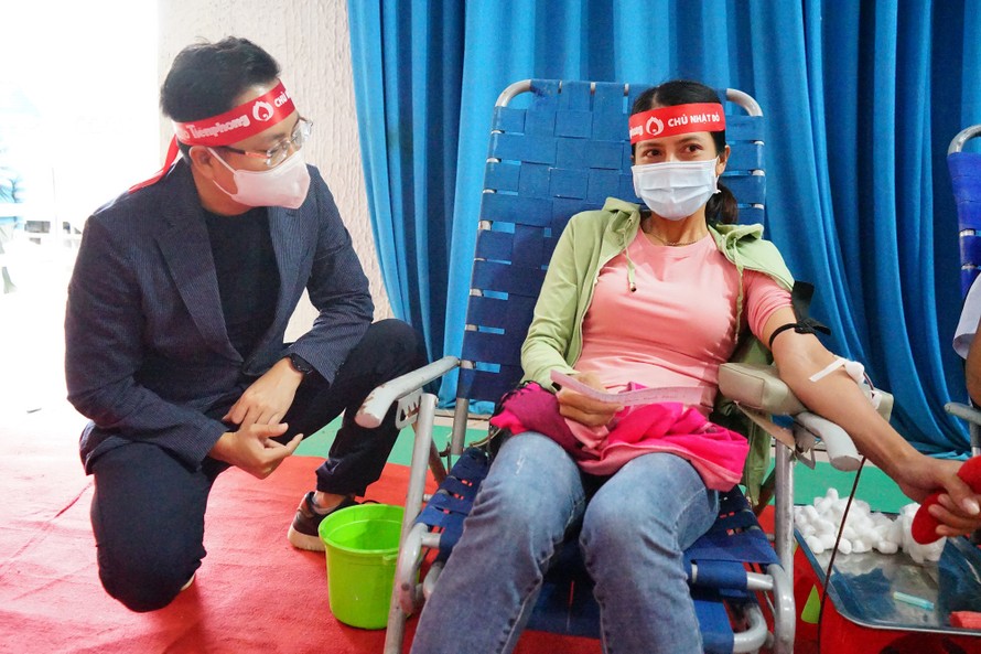Sự kiện Chủ nhật Đỏ tại huyện Ea Kar dự kiến sẽ lấy hơn 1.000 đơn vị máu. Trong ảnh nhà báo Đình Thắng hỏi thăm, động viên người dân đến hiến máu