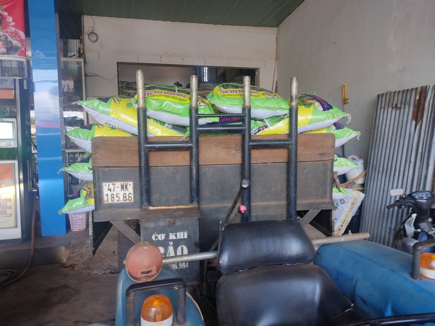 Xe công nông chở phân bón Tam Nông Ea Kmat đi bán