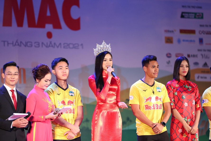 Hoa hậu Đỗ Thị Hà và cầu thủ HAGL giao lưu tại đêm hội cồng chiêng
