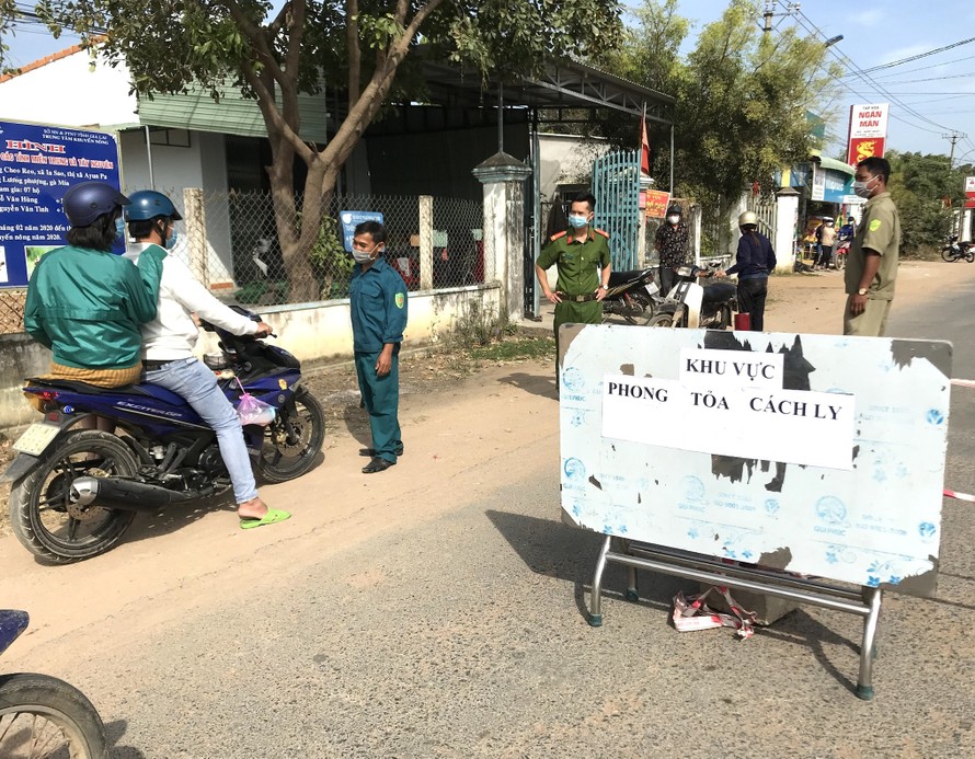 Lực lượng chức năng chốt chặn ở xã Ia Sao, thị xã Ayun Pa (sát huyện Krông Pa)