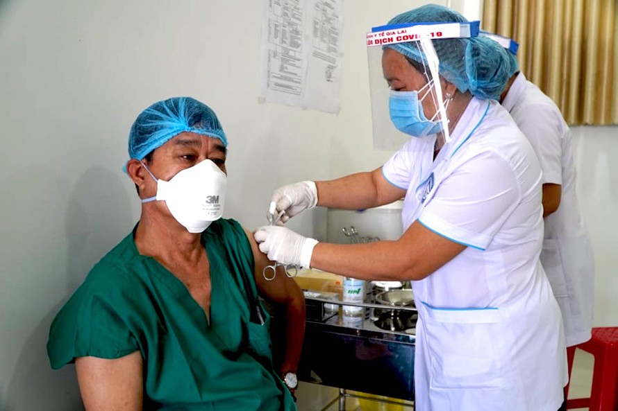 Những cán bộ ở Bệnh viện dã chiến tỉnh Gia Lai được tiêm vắc xin phòng COVID-19
