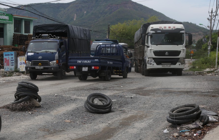Dân dựng 'lô cốt' lốp ngăn xe chở quá tải gây bụi