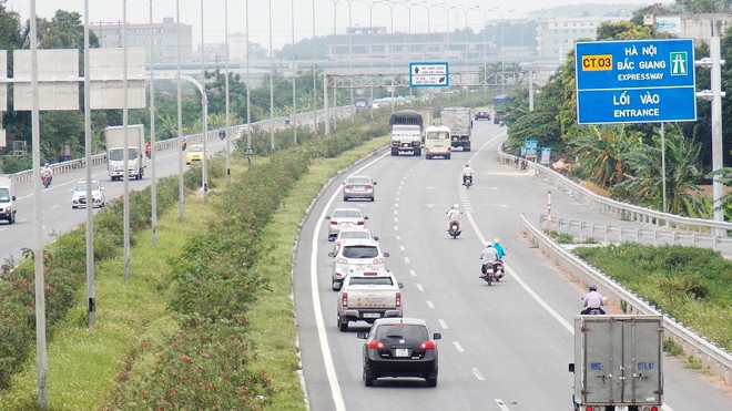 Cao tốc chưa đạt chuẩn và ô tô vẫn đi chung với xe máy, theo lãnh đạo tỉnh Bắc Ninh là nguyên nhân tăng tai nạn. Ảnh: Anh Trọng.