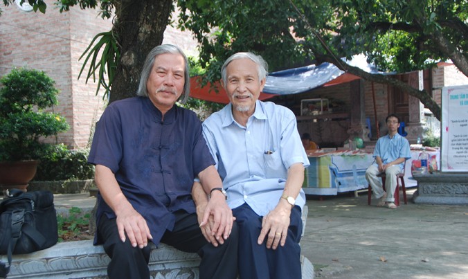 Ông Trịnh Xuân Giới (phải) với tác giả.