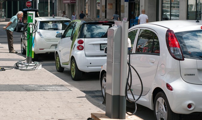 Tại Việt Nam, việc lưu thông các loại xe chạy hoàn toàn bằng điện sẽ là một thử thách lớn vì vậy, dòng xe hybrid sử dụng kết hợp cả xăng và điện, được nhiều chuyên gia đánh giá là một giải pháp hợp lý. Ảnh: PV.