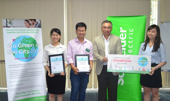 Với hệ thống máy phát điện mini và pin tạo điện từ nước tiểu, Tín và Thanh xuất sắc giành chức vô địch cuộc thi Go Green City 2017.