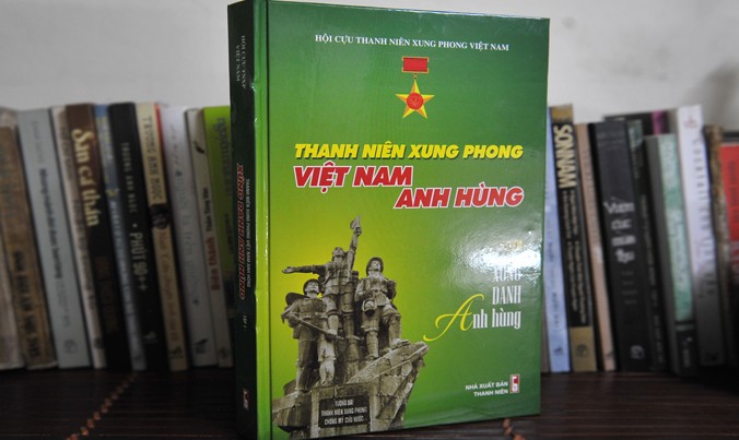 Tập 1 “Xứng danh anh hùng” trong bộ sách “Thanh niên xung phong Việt Nam anh hùng”.