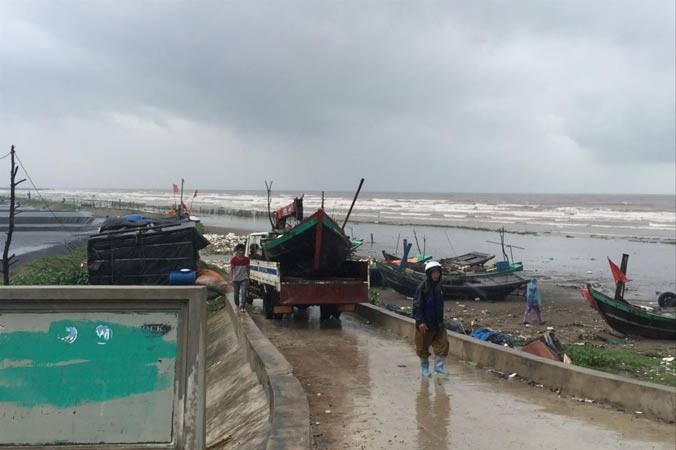 Ngư dân Nam Ðịnh đã chủ động kéo thuyền lên bờ để hạn chế thiệt hại khi bão đổ bộ.